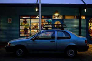 Coche aparcado en una calle de ciudad: el impuesto de circulación lo cobra el ayuntamiento donde el vehículo está domiciliado