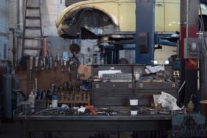 Banco di lavoro di un meccanico in officina, con gli attrezzi usati per i tagliandi da annotare sul libretto di manutenzione