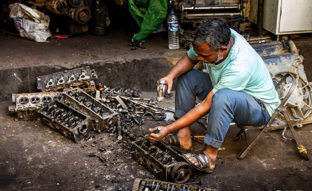 Revisión de mantenimiento del coche en el taller con la factura del servicio