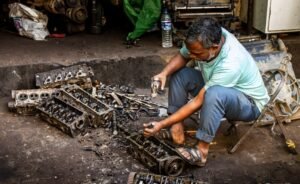 Revisión de mantenimiento del coche en el taller con la factura del servicio
