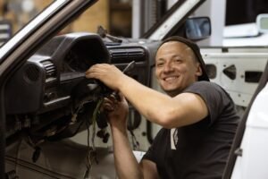 Controllo dell'auto durante la revisione periodica obbligatoria