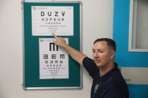 Controllo della vista con tavola optometrica durante la visita medica per il rinnovo della patente
