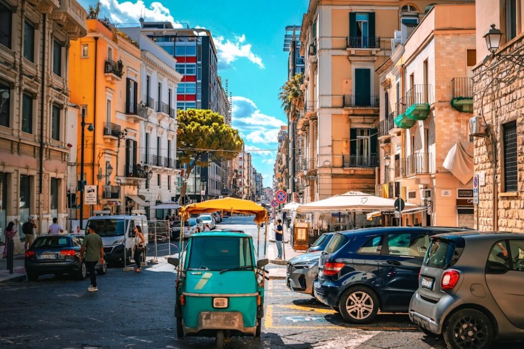 Auto parcheggiata con il parabrezza sgombro: il bollo è l'unica scadenza dell'auto che non lascia tracce visibili