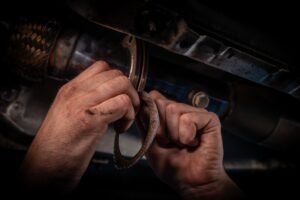 Meccanico esegue il tagliando dell'auto in officina