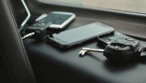 Llaves del coche y un teléfono móvil sobre el asiento: el permiso de circulación también se lleva en el móvil con la app miDGT